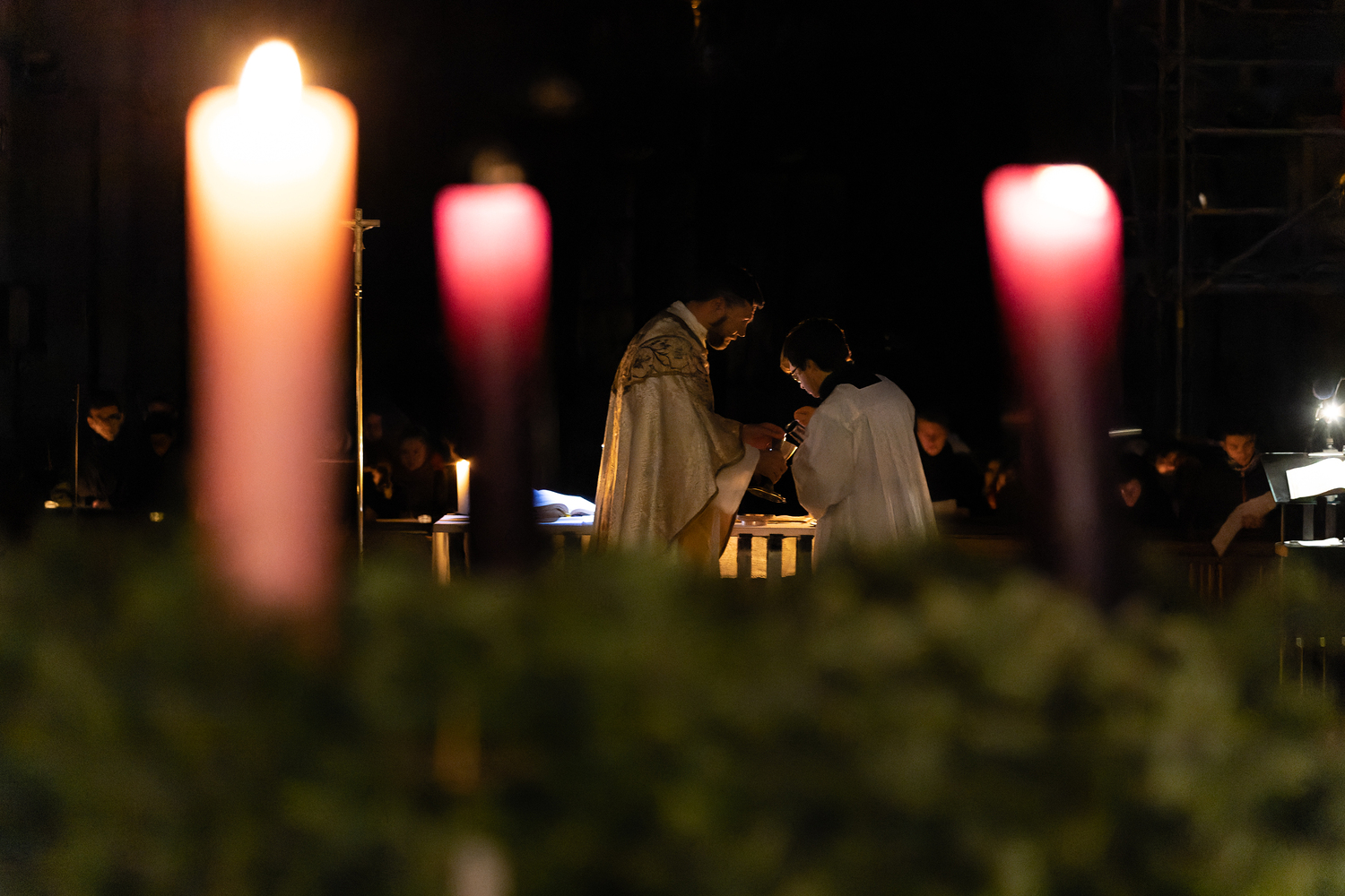 Am Sonntag Gaudete wird die rosafarbene Kerze angezündet auch die Messgewänder im Gottesdienst rosafarben.